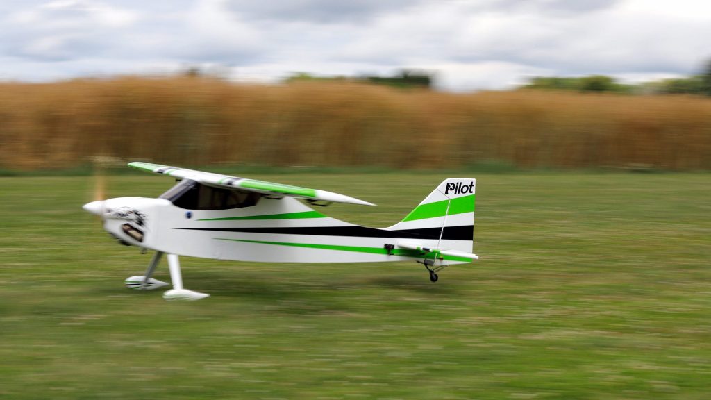 Avion de club à aile haute sur la piste en herbe du terrain de l’AMCB