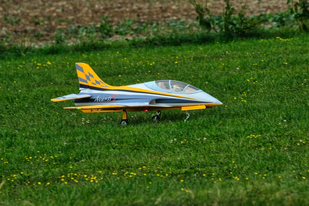 Jet électrique jaune et blanc posé dans l’herbe