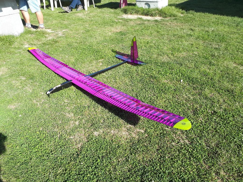 Planeur violet posé sur le terrain